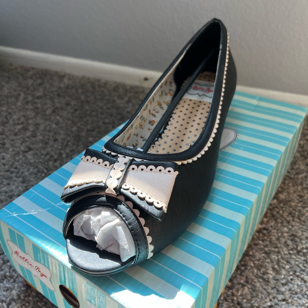 Bettie Page Elsa Black Flats